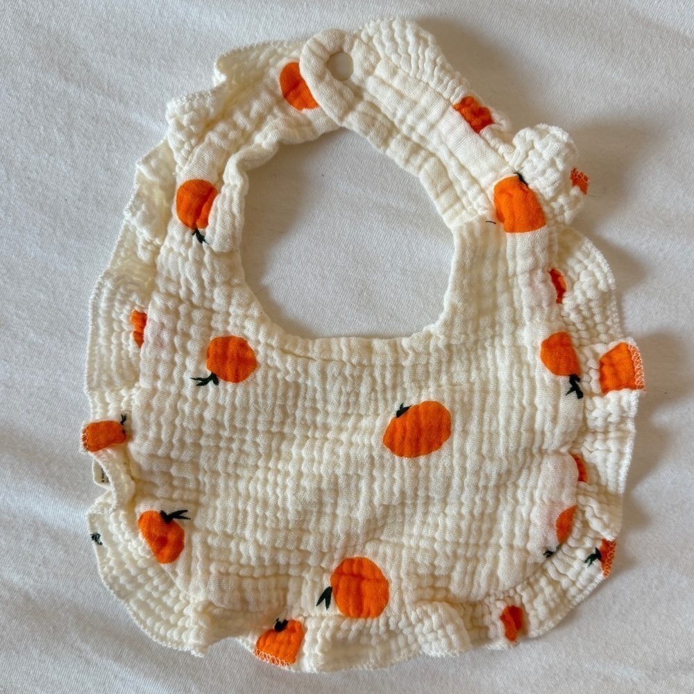 Muslin Ruffle Bib with Oranges - Picture 6 of 8